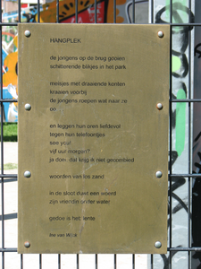 833230 Afbeelding van het gedicht 'Hangplek' van Ine van Wijck op een goudkleurig paneeltje gemonteerd op het hek bij ...